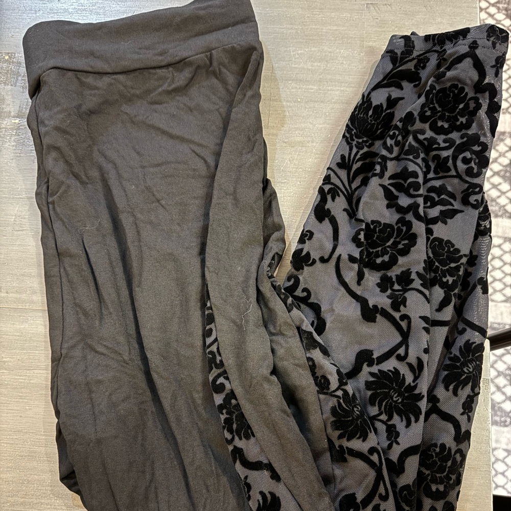 Black leggings with floral details